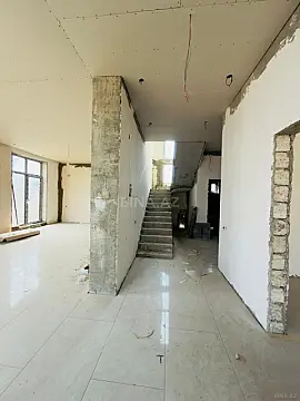 Satılır 5 otaqlı həyət evi 240 m²