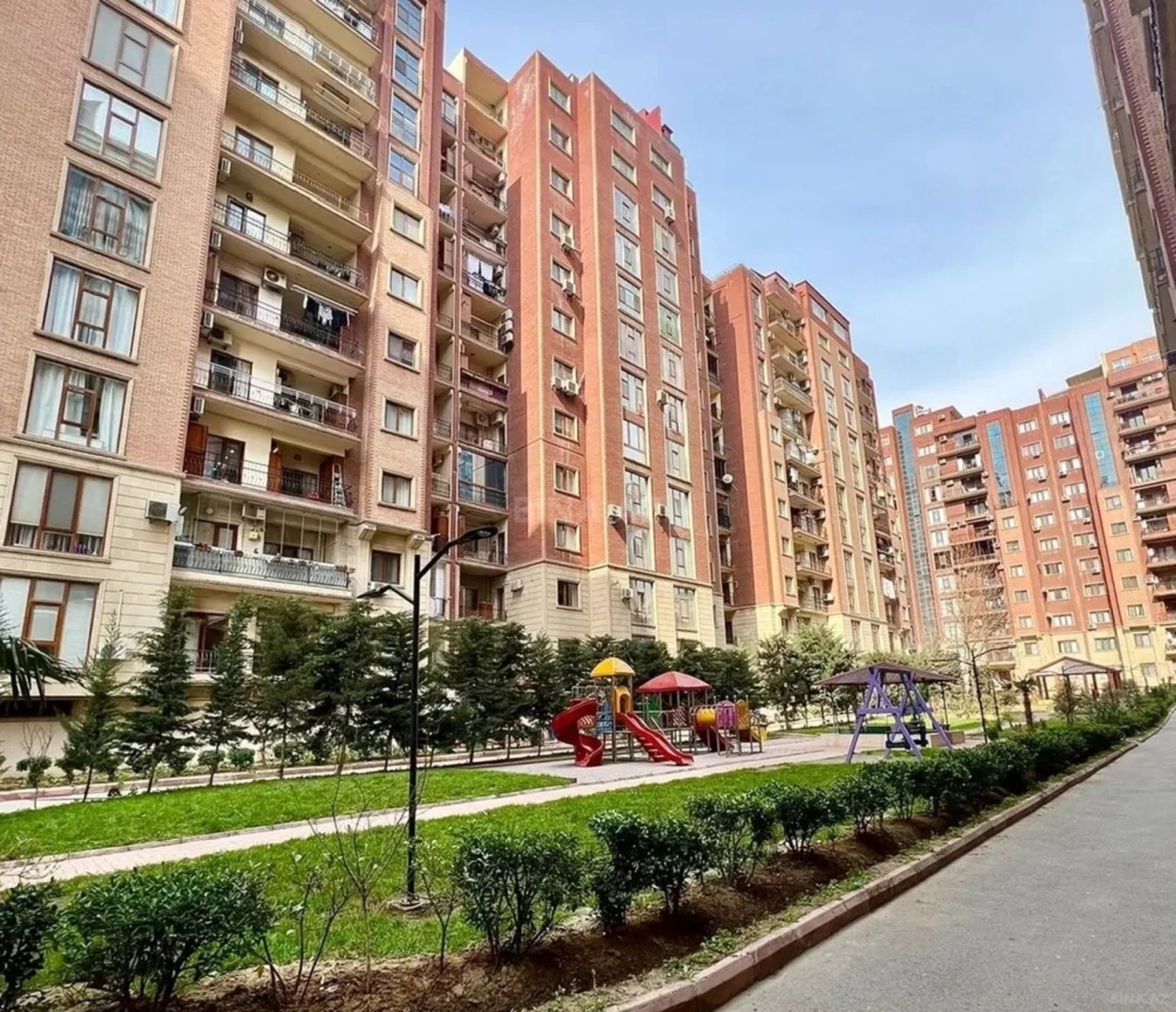Satılır 4 otaqlı mənzil 300 m²