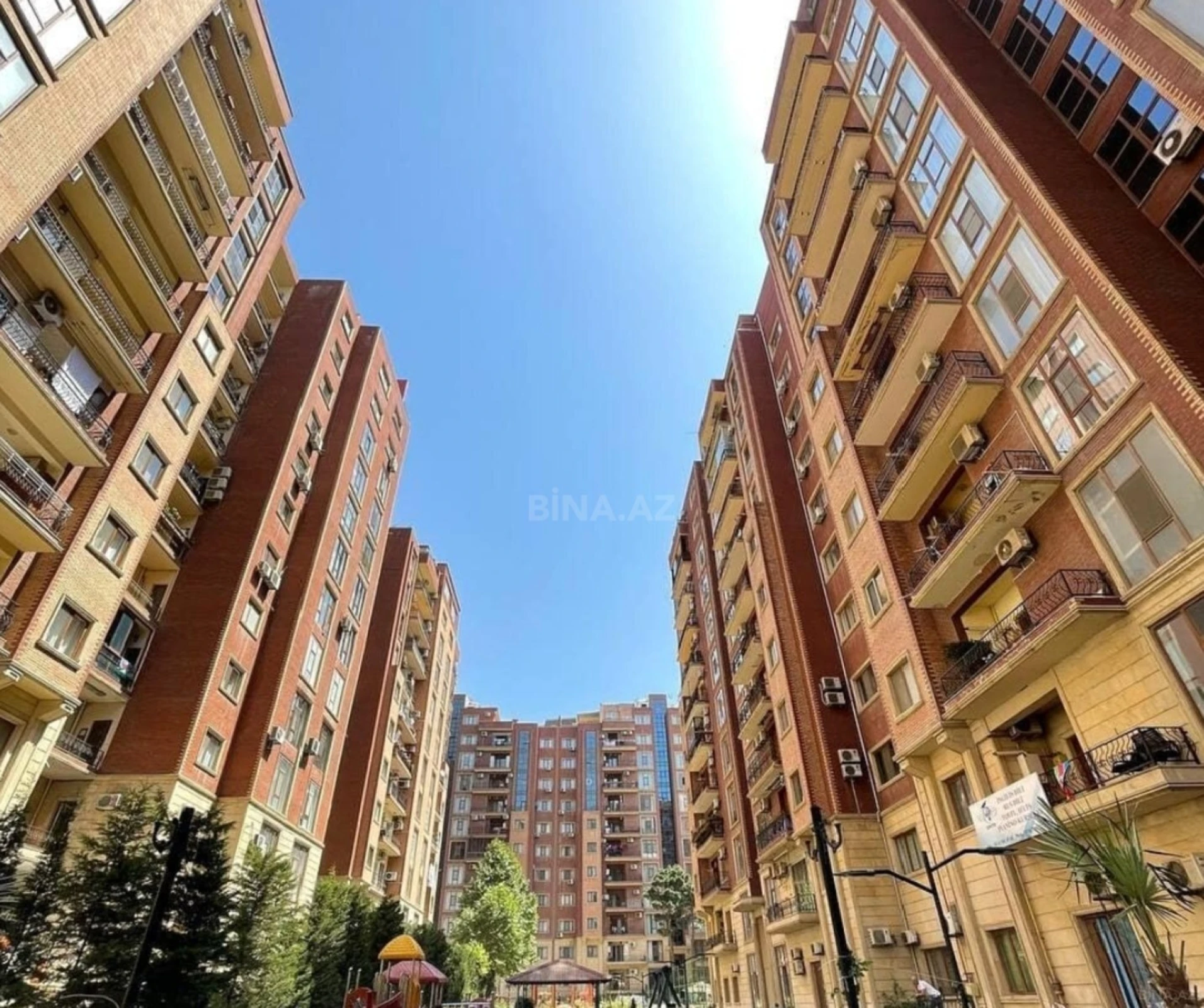 Satılır 4 otaqlı mənzil 300 m²