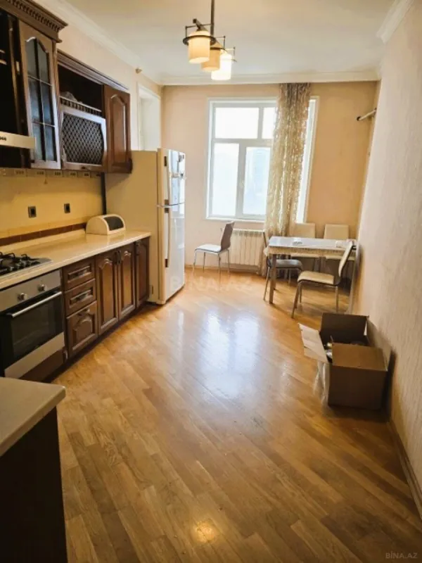 Satılır 3 otaqlı mənzil 135 m²