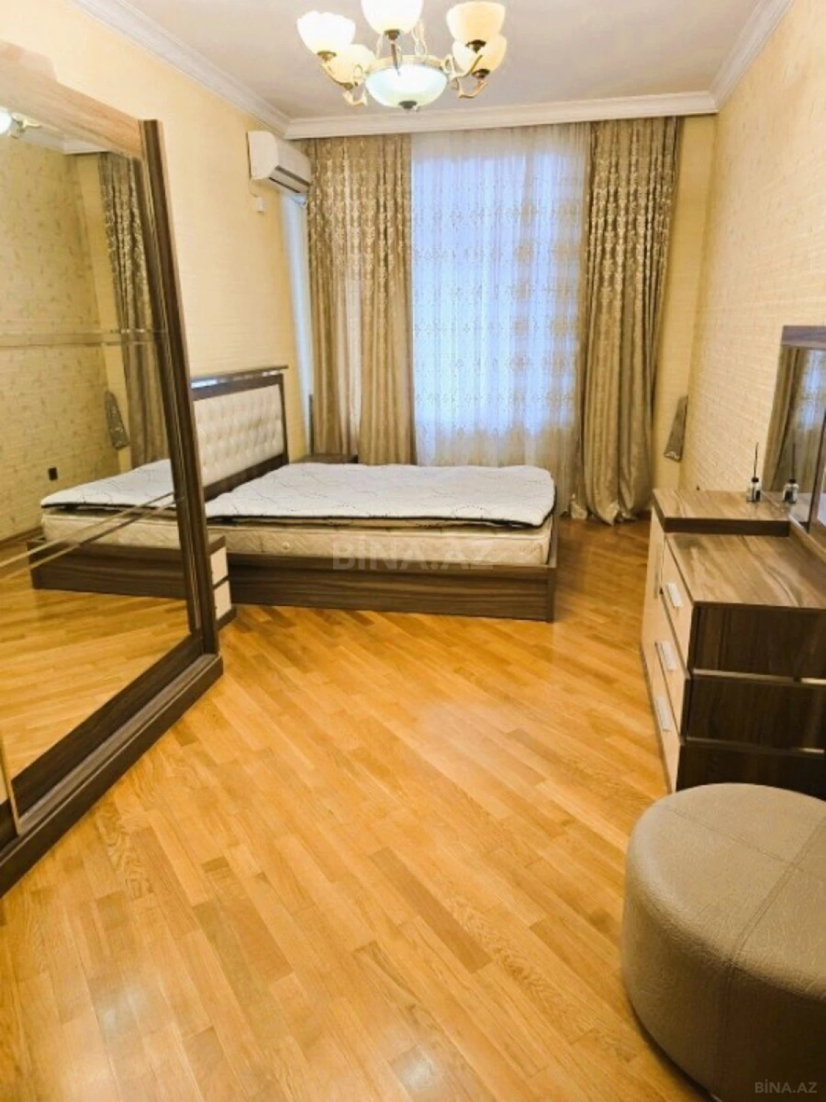 Satılır 3 otaqlı mənzil 135 m²