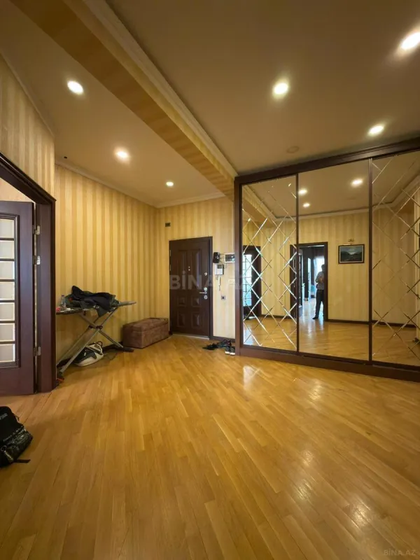 Satılır 4 otaqlı mənzil 220 m²