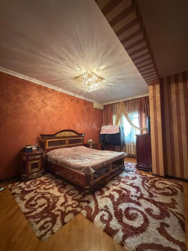 Satılır 4 otaqlı mənzil 220 m²