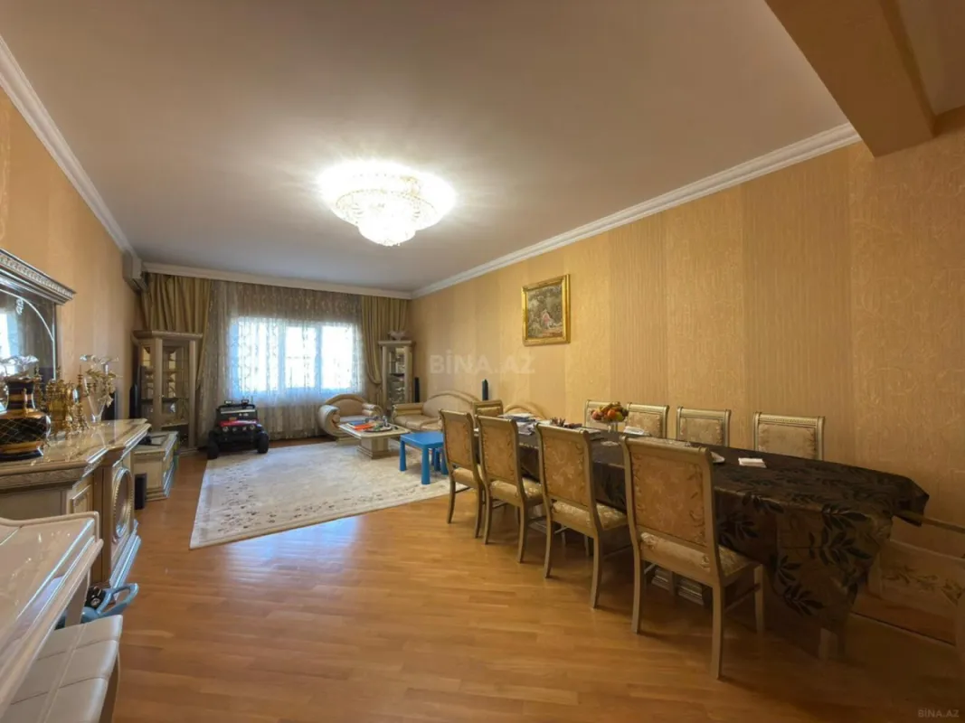 Satılır 4 otaqlı mənzil 220 m²