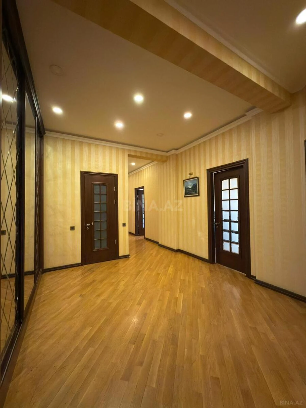 Satılır 4 otaqlı mənzil 220 m²