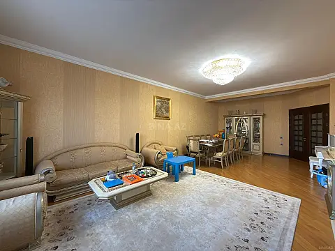 Satılır 4 otaqlı mənzil 220 m²