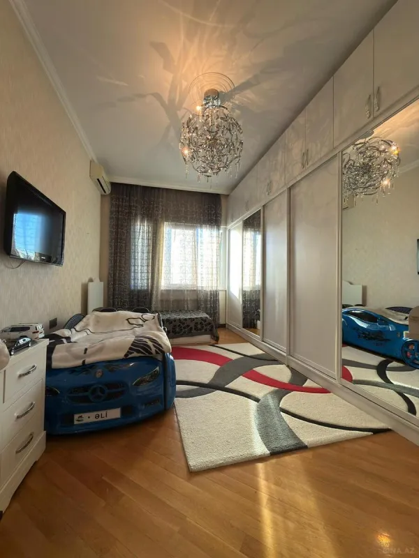 Satılır 4 otaqlı mənzil 220 m²