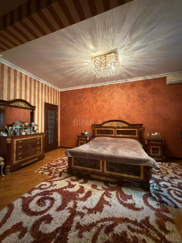 Satılır 4 otaqlı mənzil 220 m²