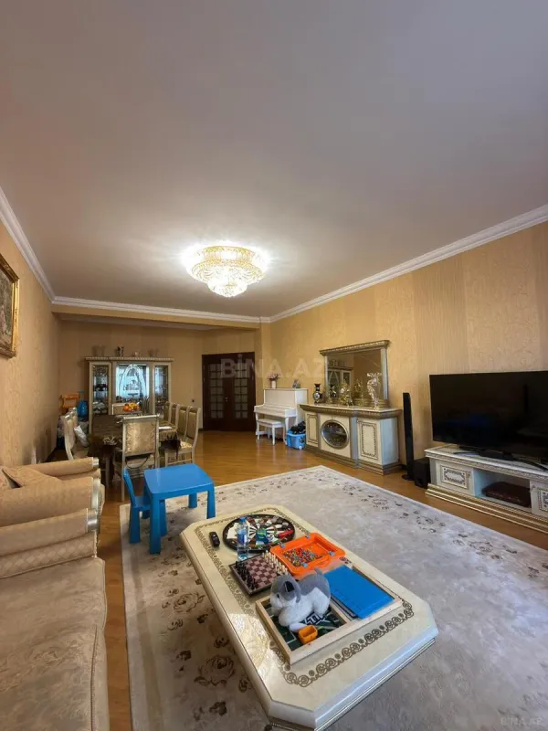 Satılır 4 otaqlı mənzil 220 m²
