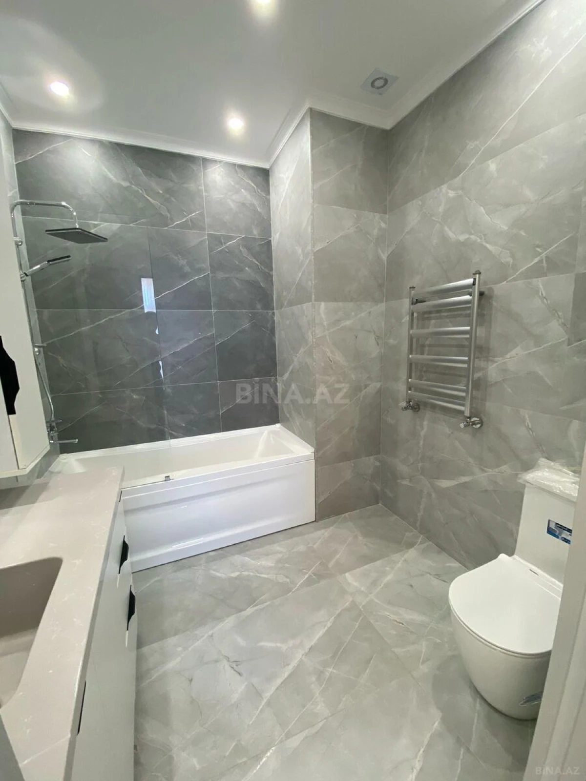 Satılır 4 otaqlı mənzil 121 m²