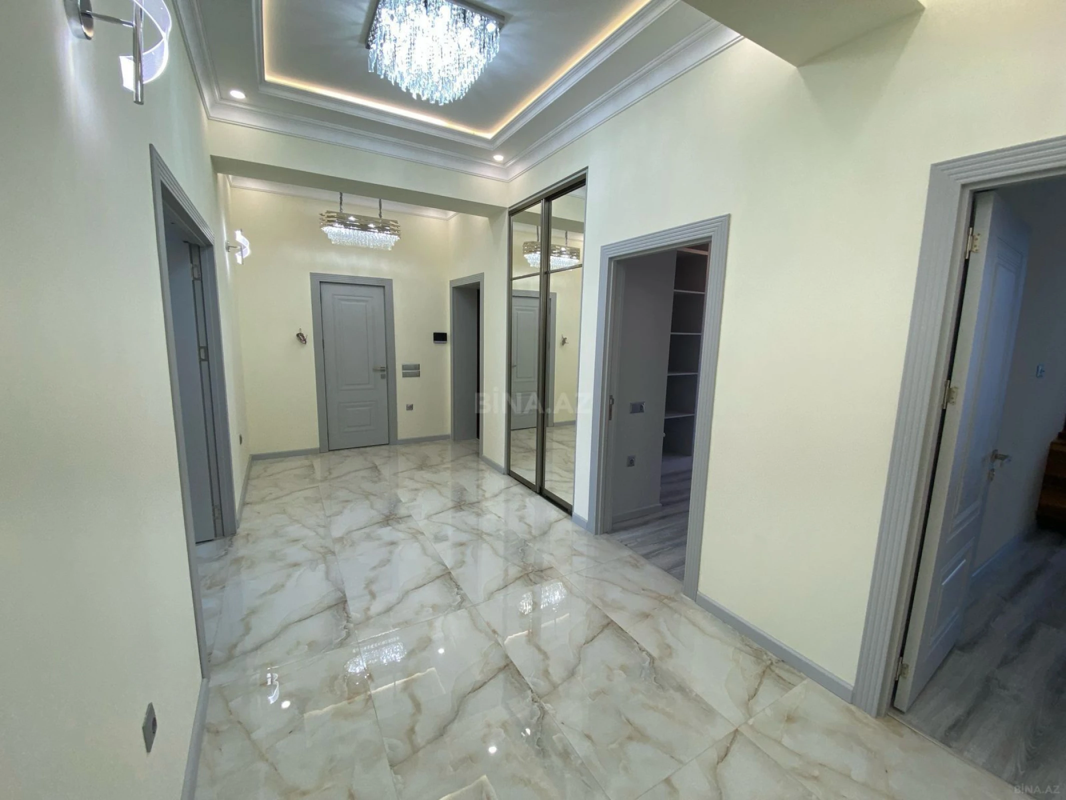 Satılır 4 otaqlı mənzil 121 m²