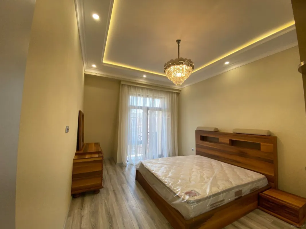 Satılır 4 otaqlı mənzil 121 m²