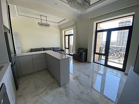 Satılır 4 otaqlı mənzil 121 m²