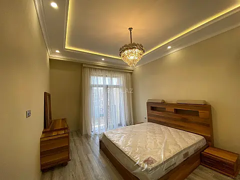Satılır 4 otaqlı mənzil 121 m²