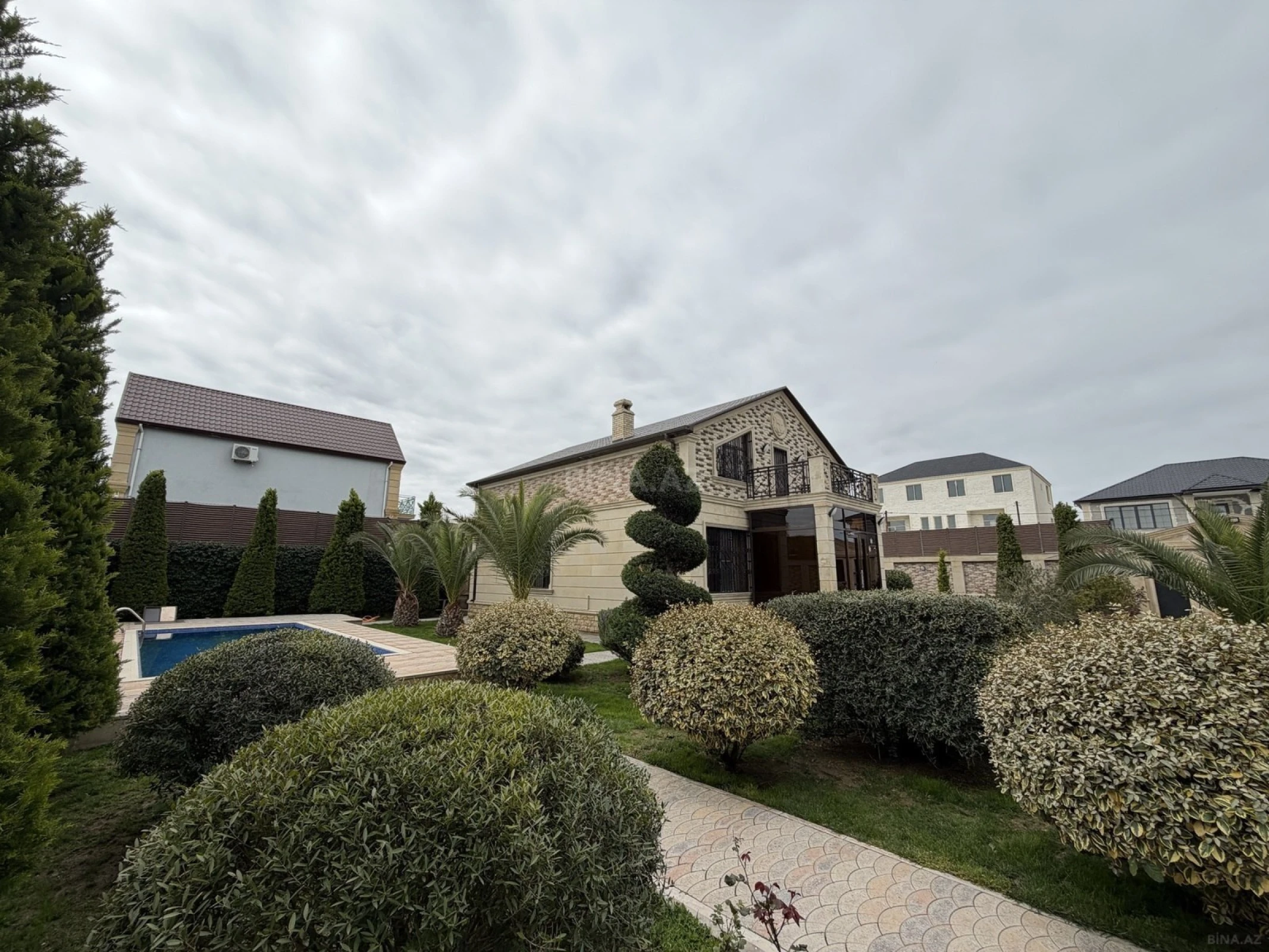 Satılır 5 otaqlı həyət evi 250 m²