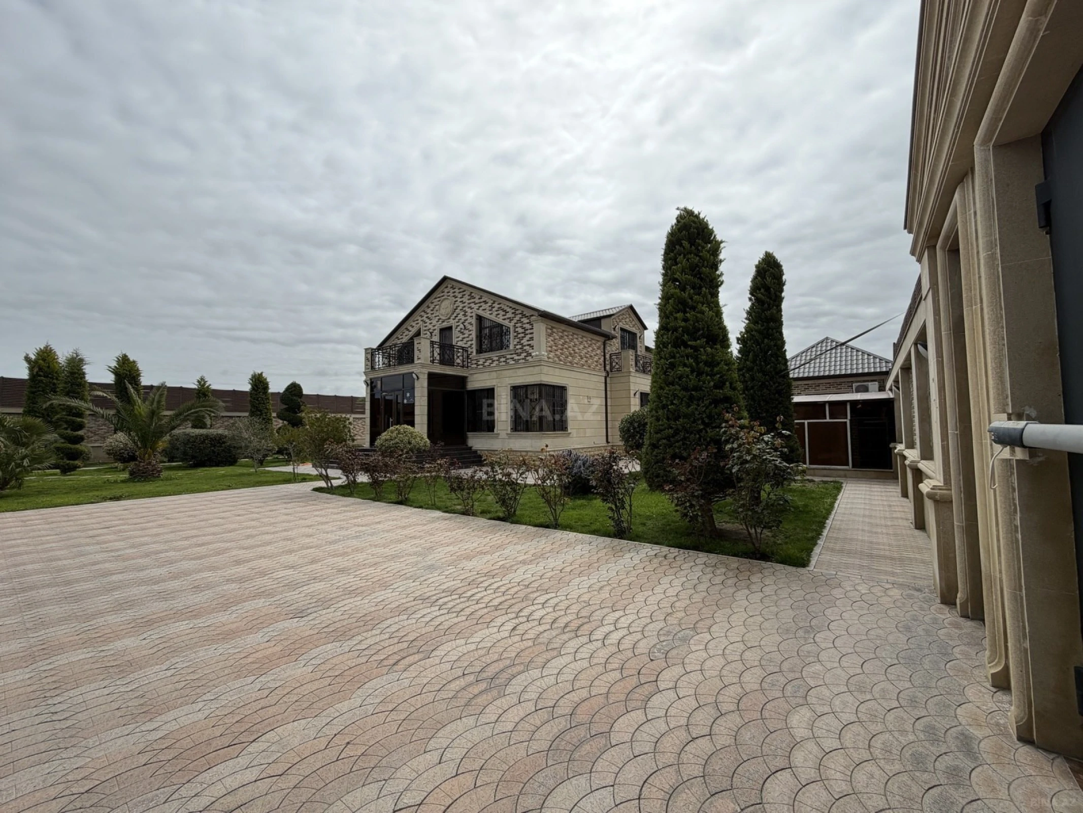 Satılır 5 otaqlı həyət evi 250 m²