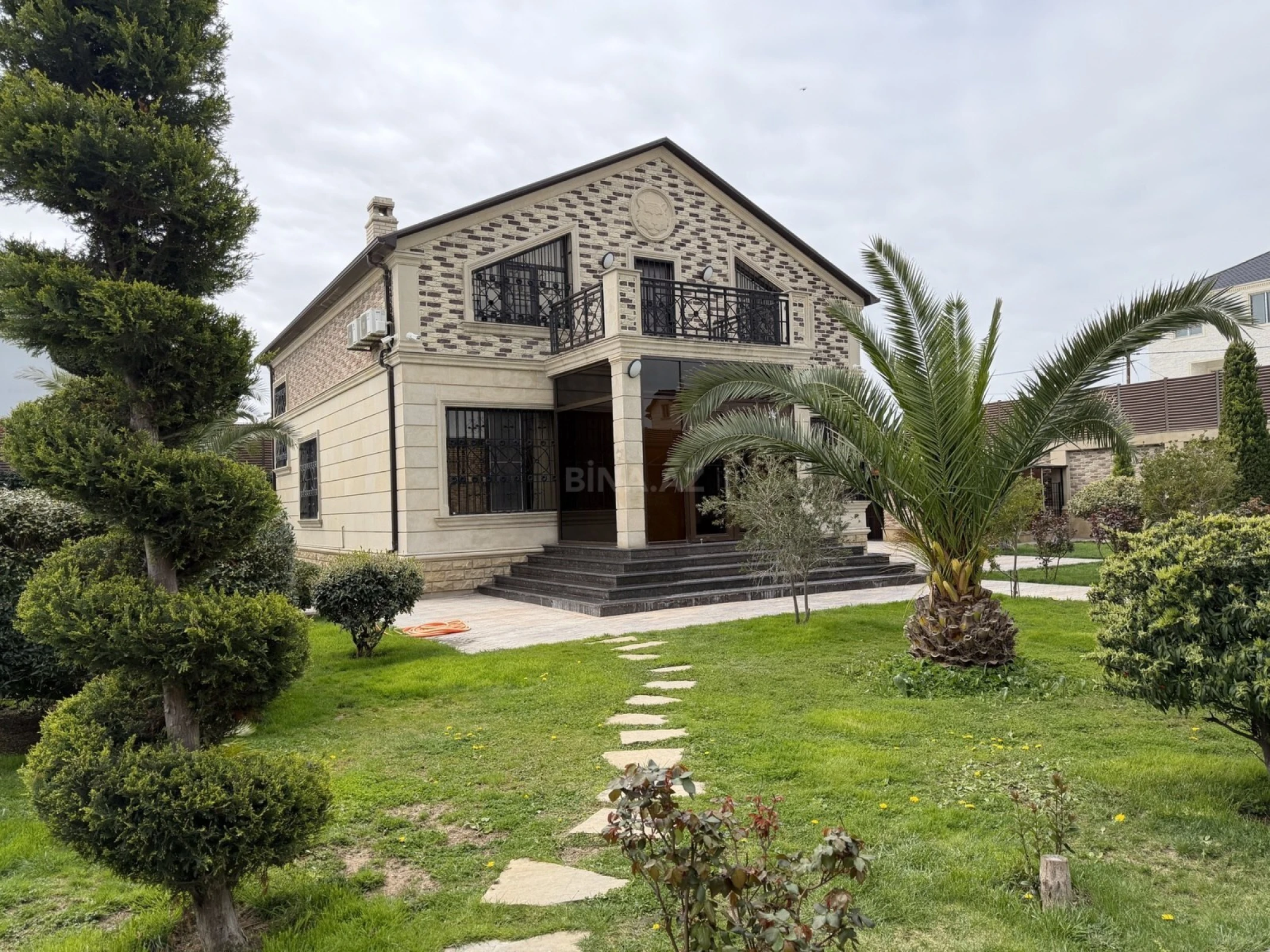 Satılır 5 otaqlı həyət evi 250 m²