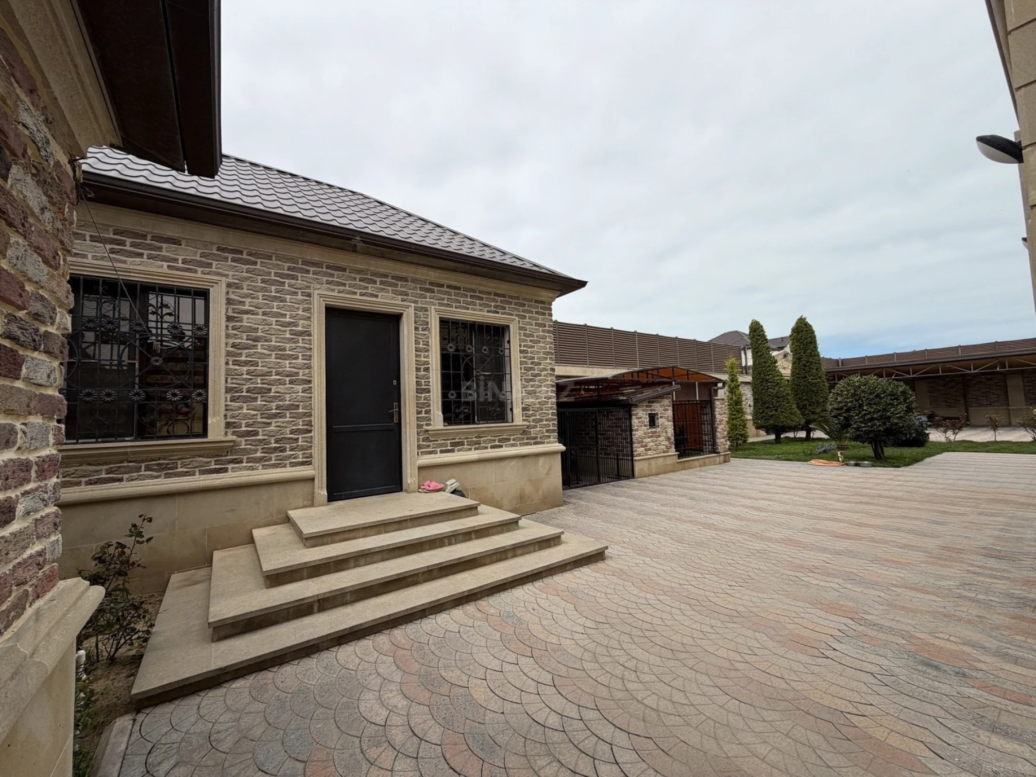 Satılır 5 otaqlı həyət evi 250 m²