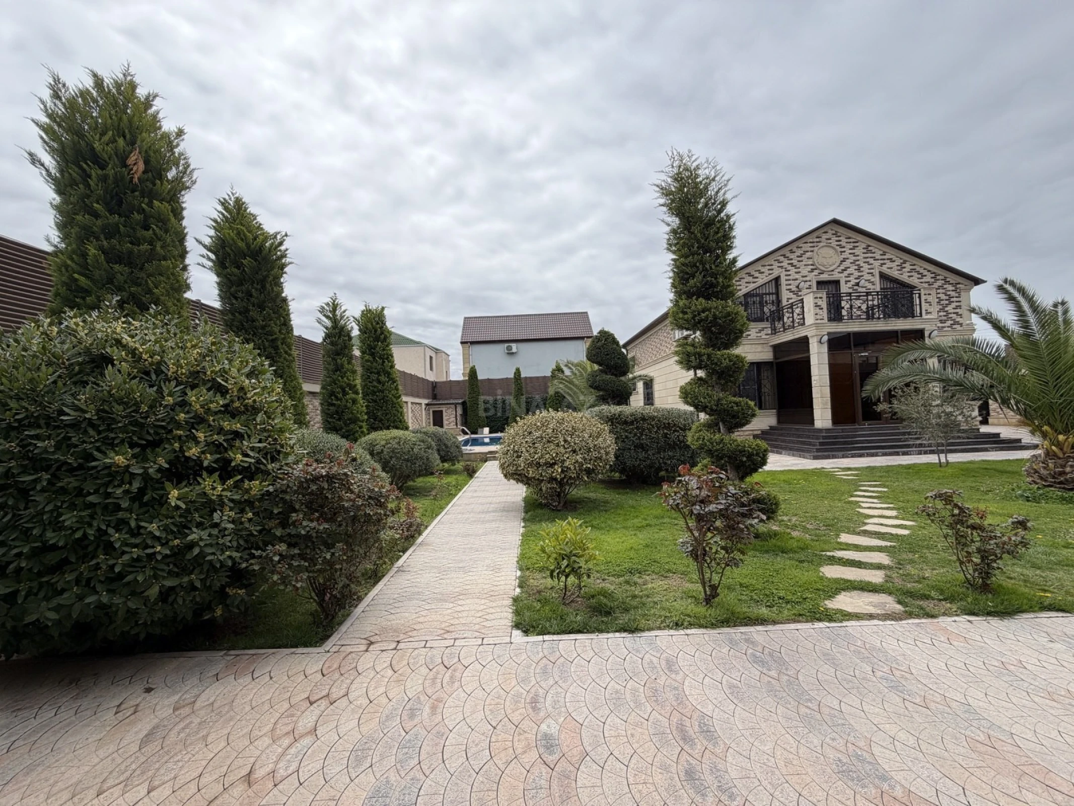 Satılır 5 otaqlı həyət evi 250 m²