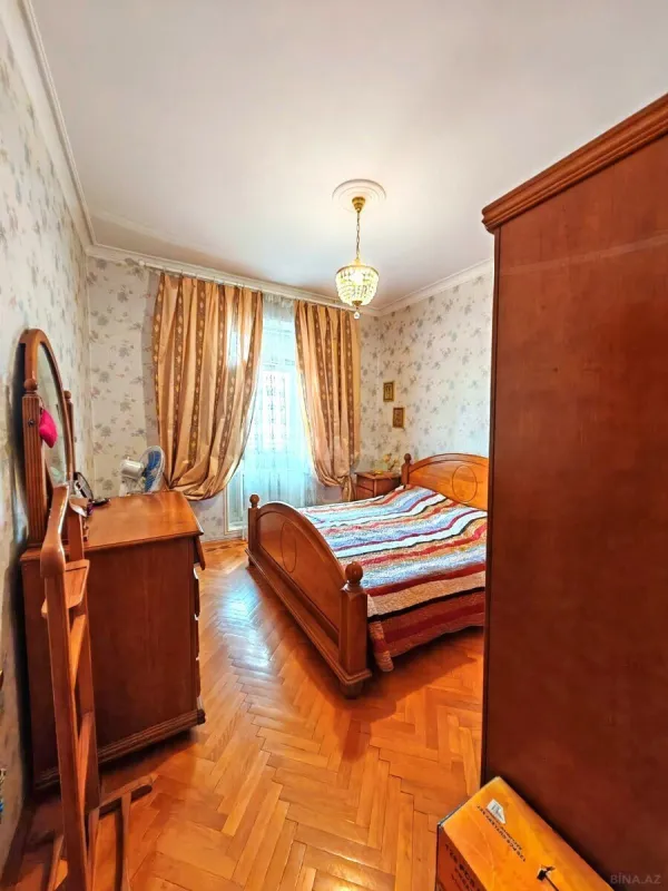 Satılır 4 otaqlı mənzil 150 m²
