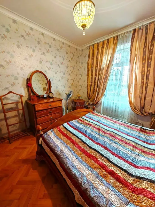 Satılır 4 otaqlı mənzil 150 m²