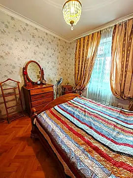 Satılır 4 otaqlı mənzil 150 m²