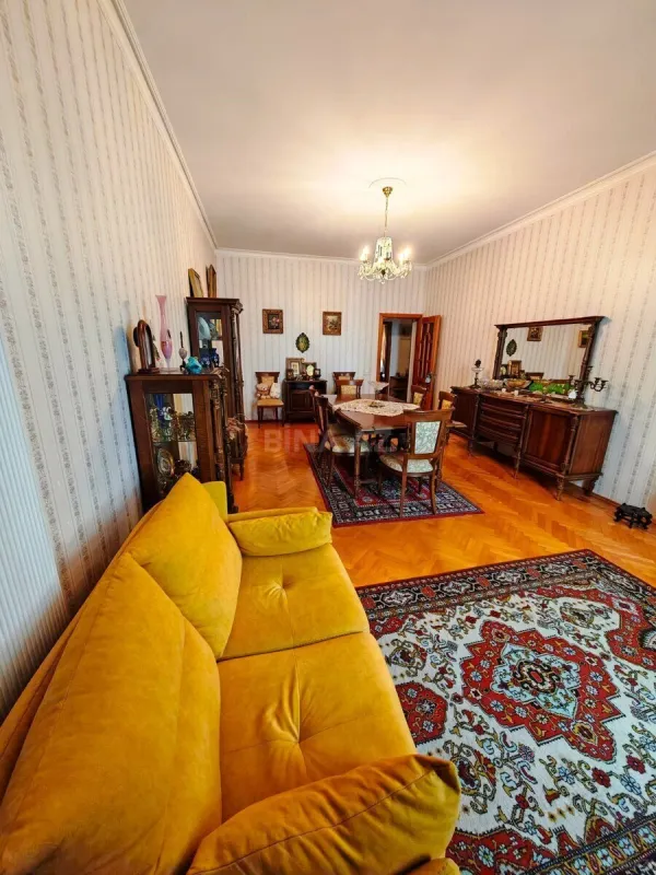 Satılır 4 otaqlı mənzil 150 m²