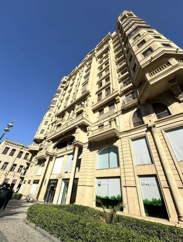 Satılır 3 otaqlı mənzil 185 m²