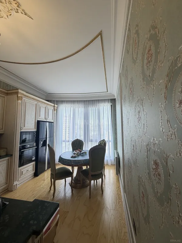 Satılır 3 otaqlı mənzil 185 m²