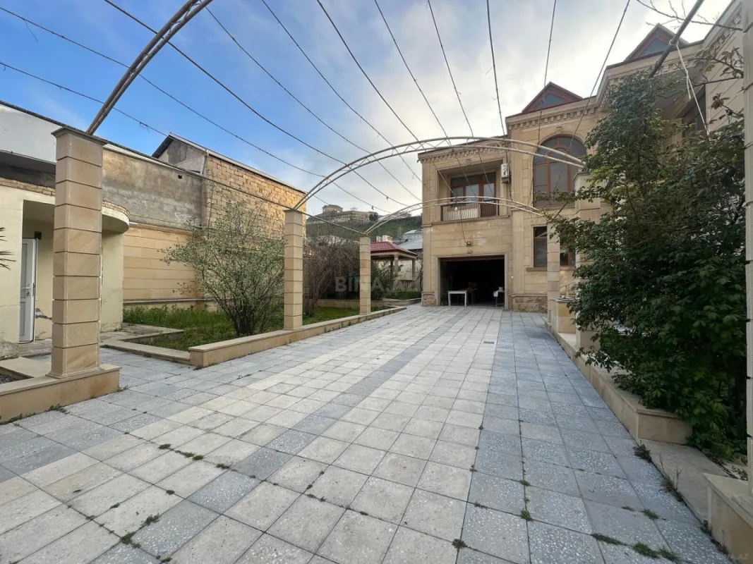 Satılır 6 otaqlı həyət evi 270 m²