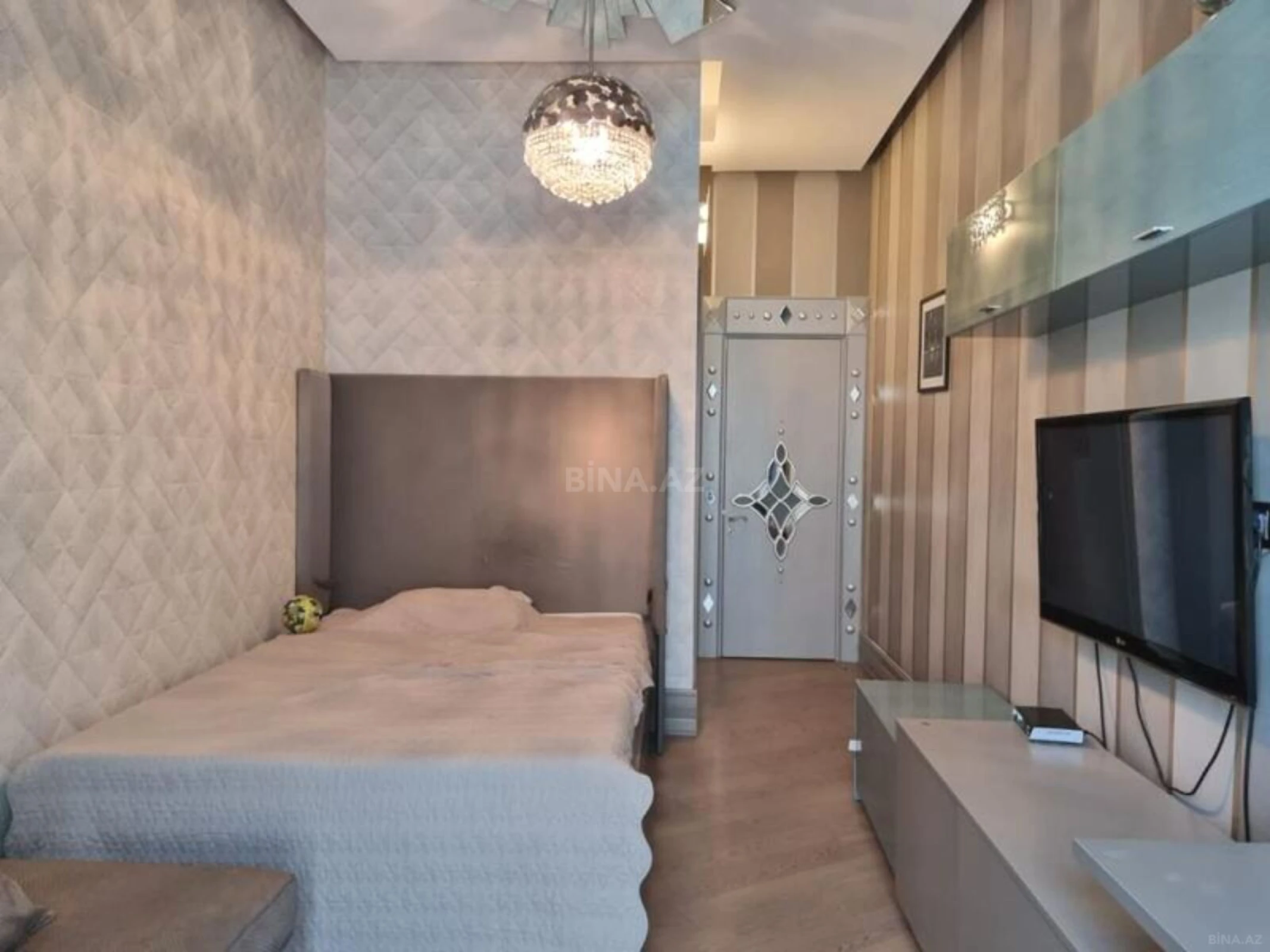 Satılır 4 otaqlı mənzil 239 m²