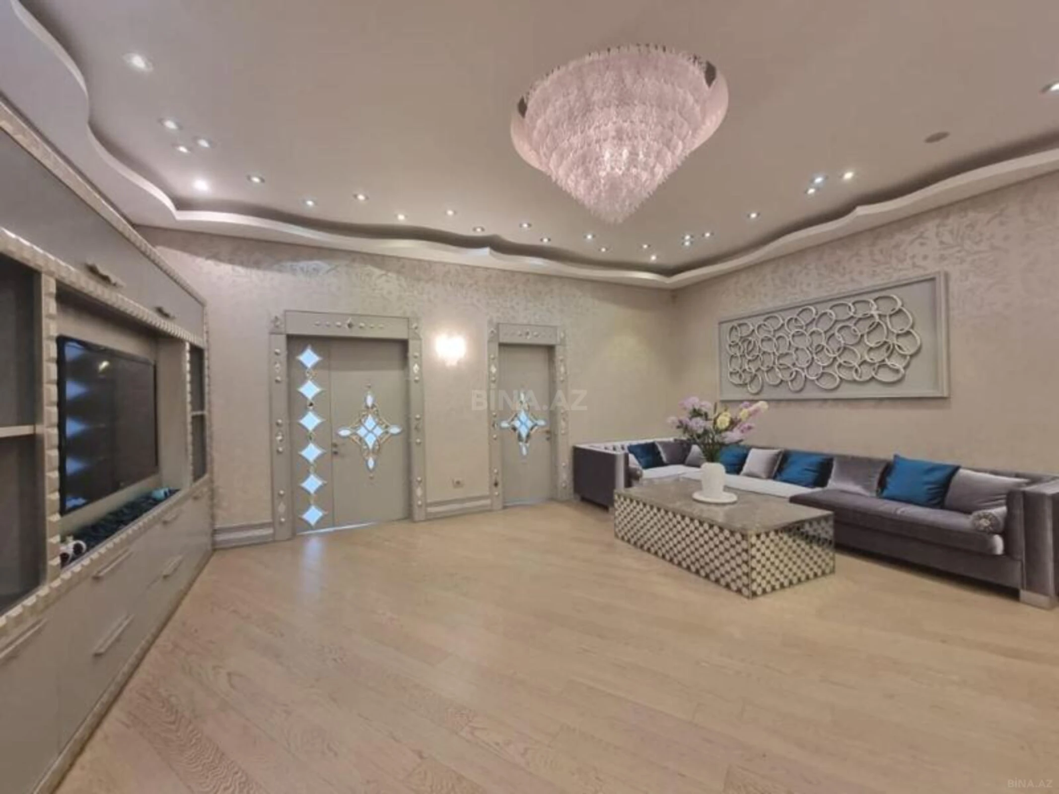 Satılır 4 otaqlı mənzil 239 m²
