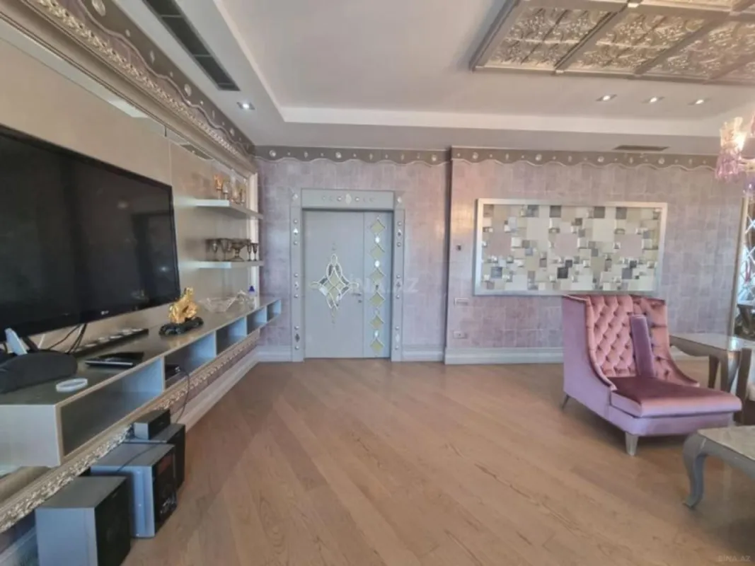 Satılır 4 otaqlı mənzil 239 m²