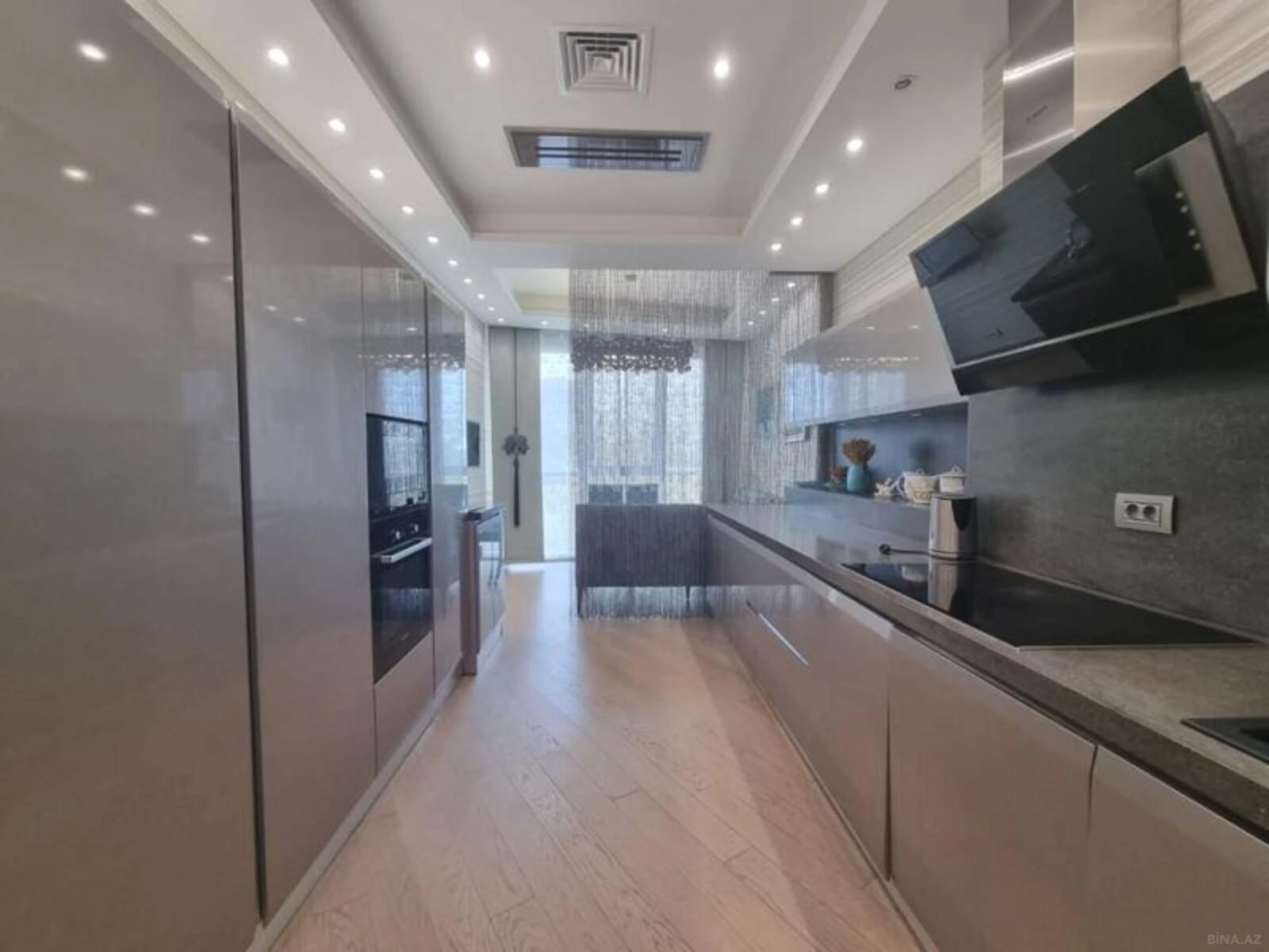 Satılır 4 otaqlı mənzil 239 m²