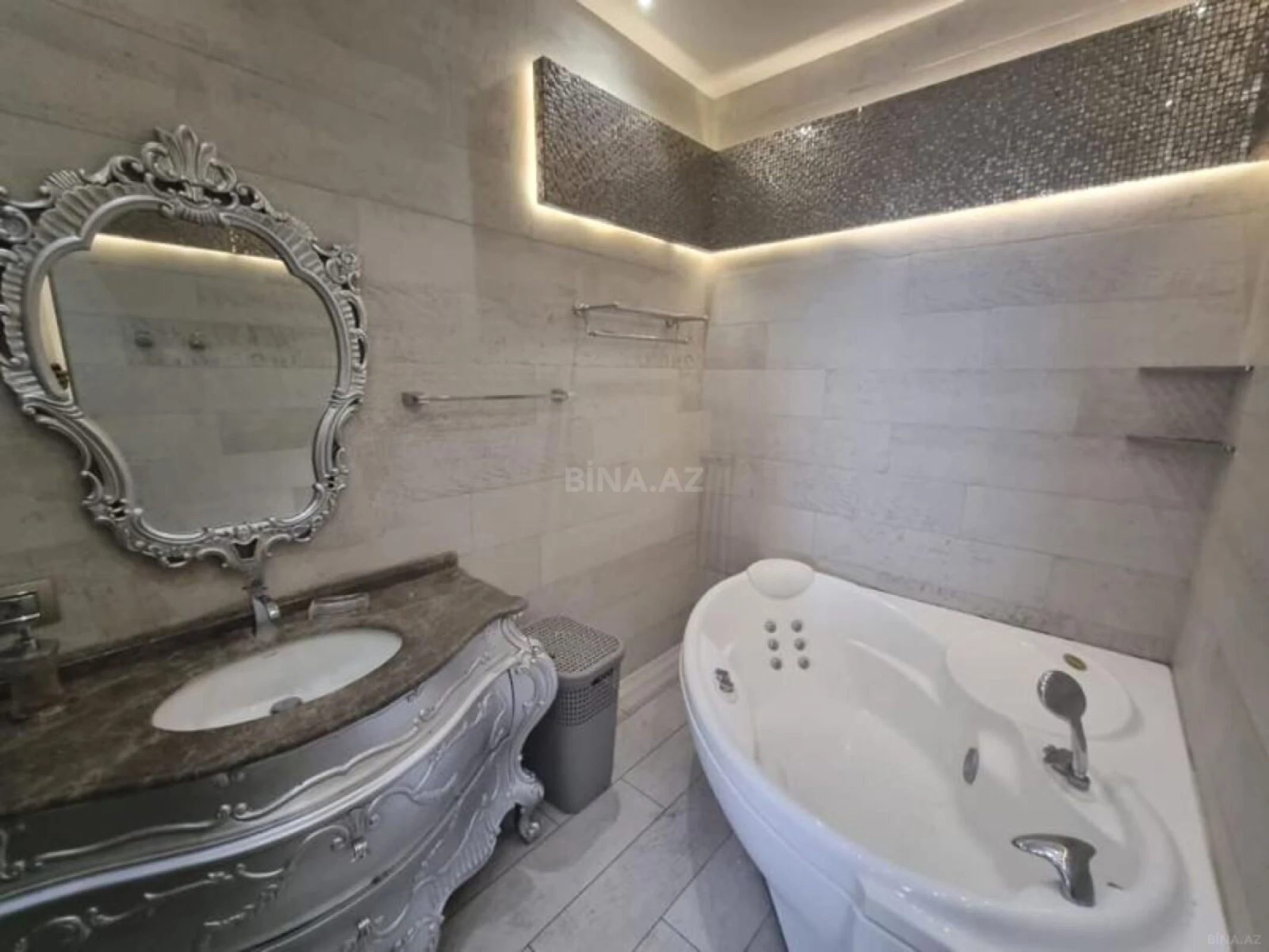 Satılır 4 otaqlı mənzil 239 m²