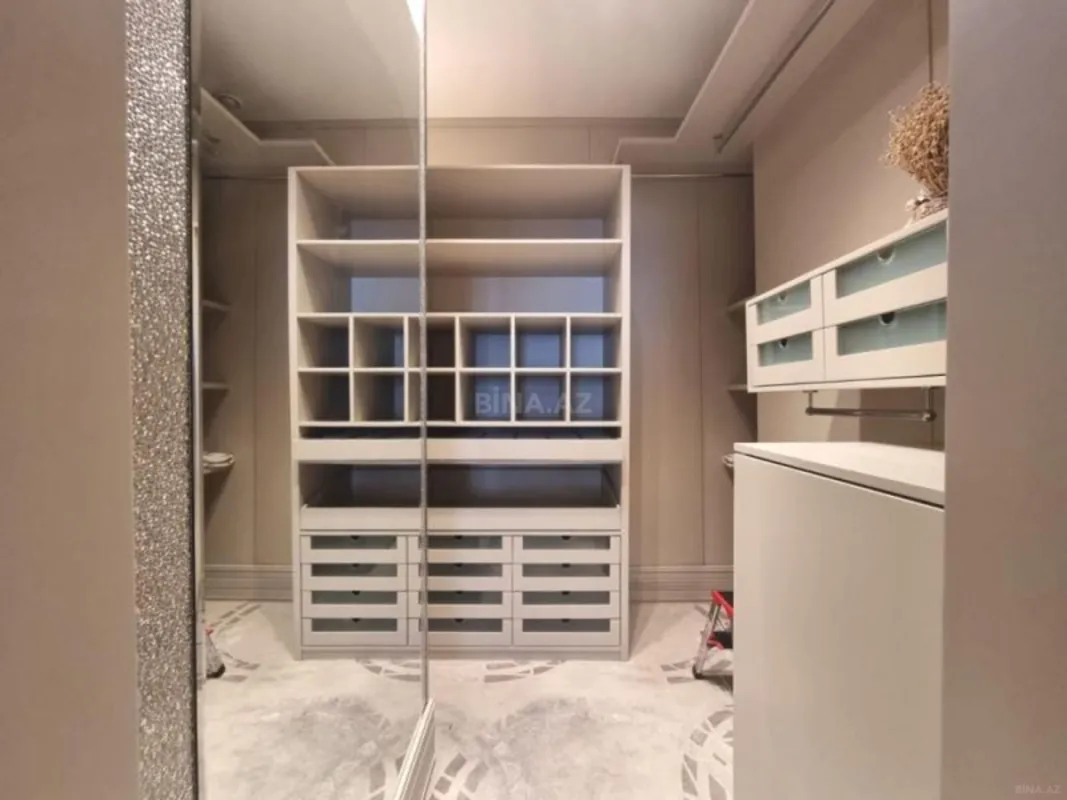 Satılır 4 otaqlı mənzil 239 m²