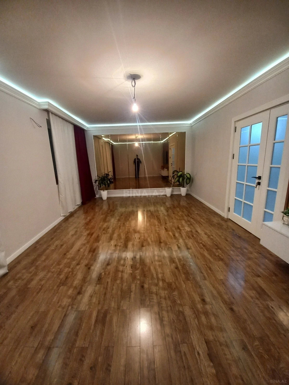 Satılır 4 otaqlı mənzil 120 m²