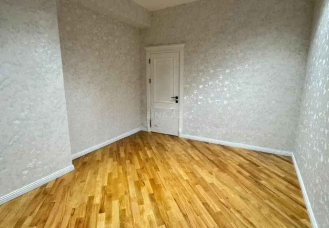 Satılır 4 otaqlı mənzil 156 m²