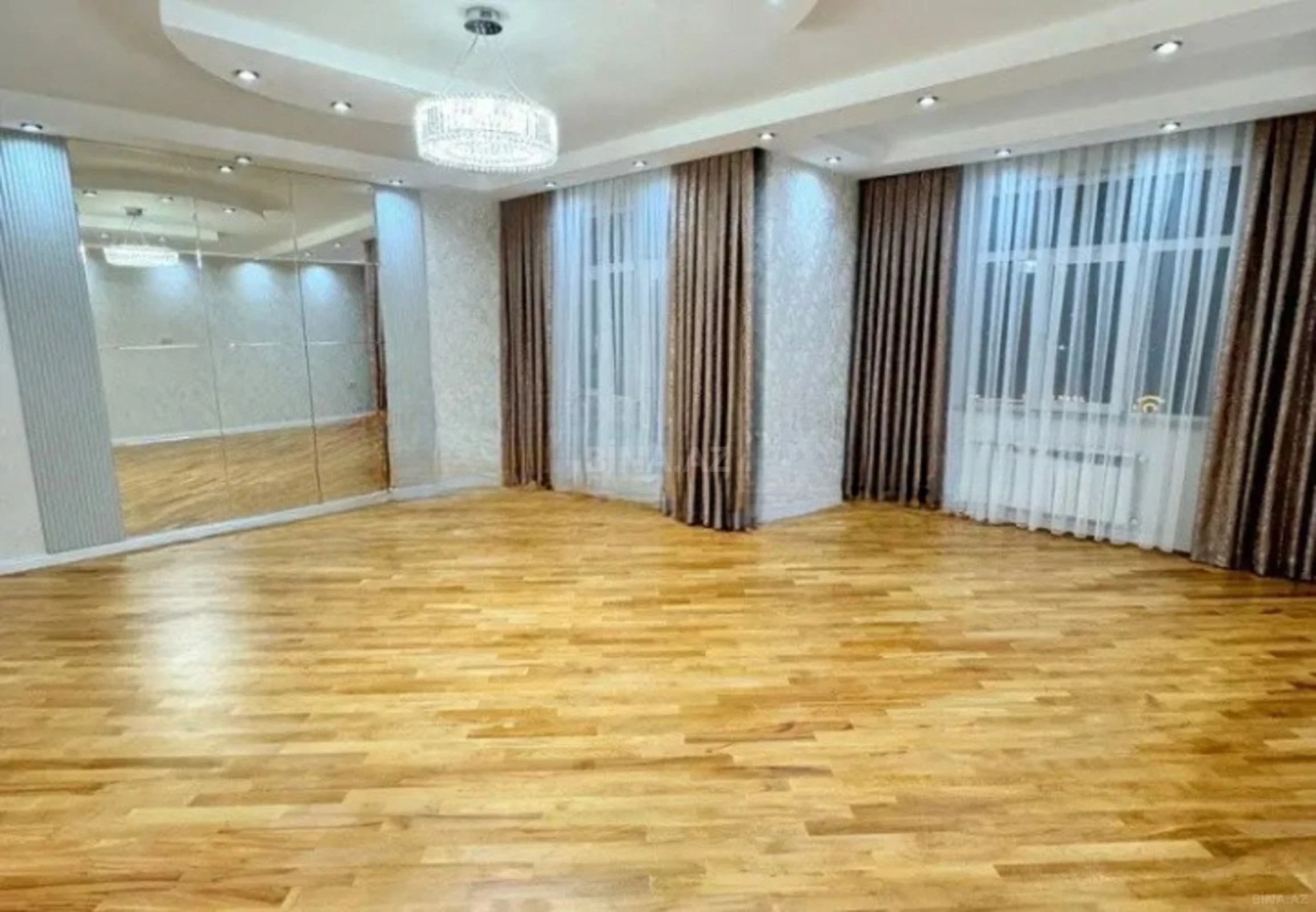 Satılır 4 otaqlı mənzil 156 m²
