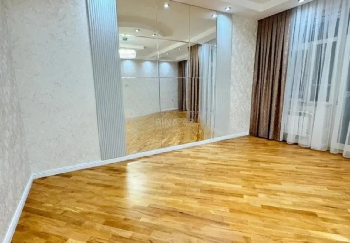 Satılır 4 otaqlı mənzil 156 m²