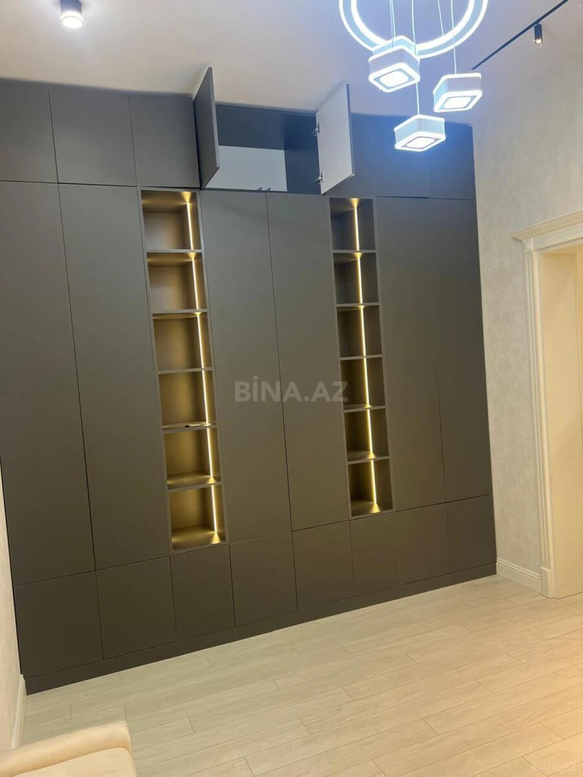 Satılır 2 otaqlı mənzil 107 m²