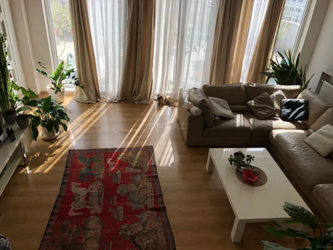 Satılır 6 otaqlı mənzil 433 m²