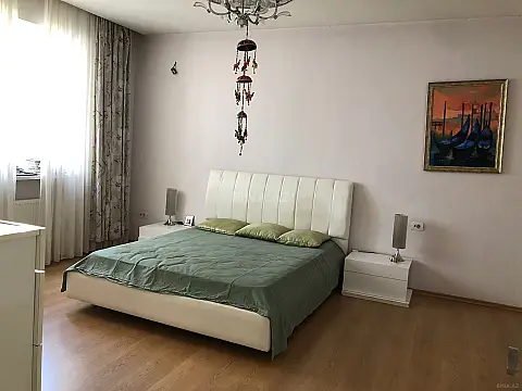 Satılır 6 otaqlı mənzil 433 m²