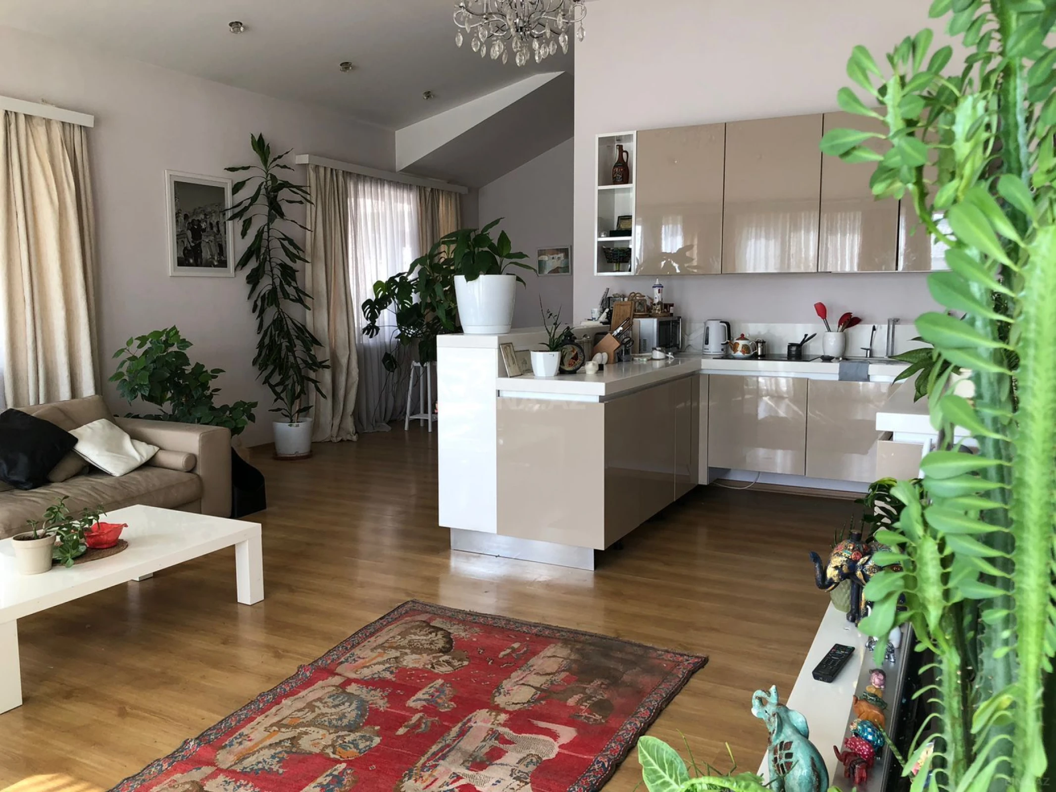 Satılır 6 otaqlı mənzil 433 m²