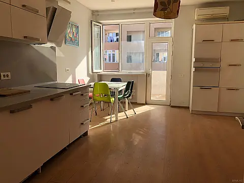 Satılır 6 otaqlı mənzil 433 m²