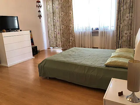 Satılır 6 otaqlı mənzil 433 m²