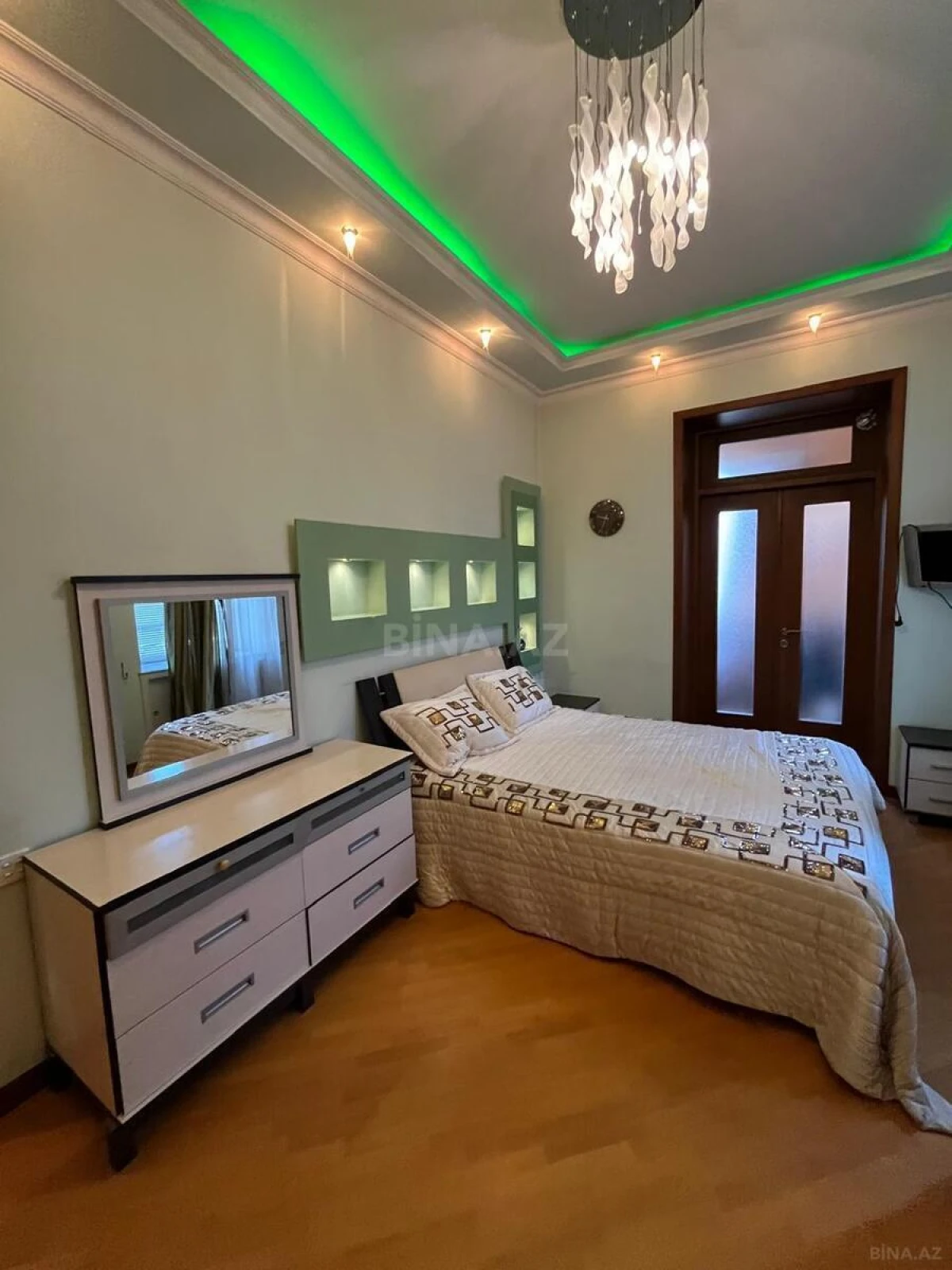 Satılır 4 otaqlı mənzil 120 m²