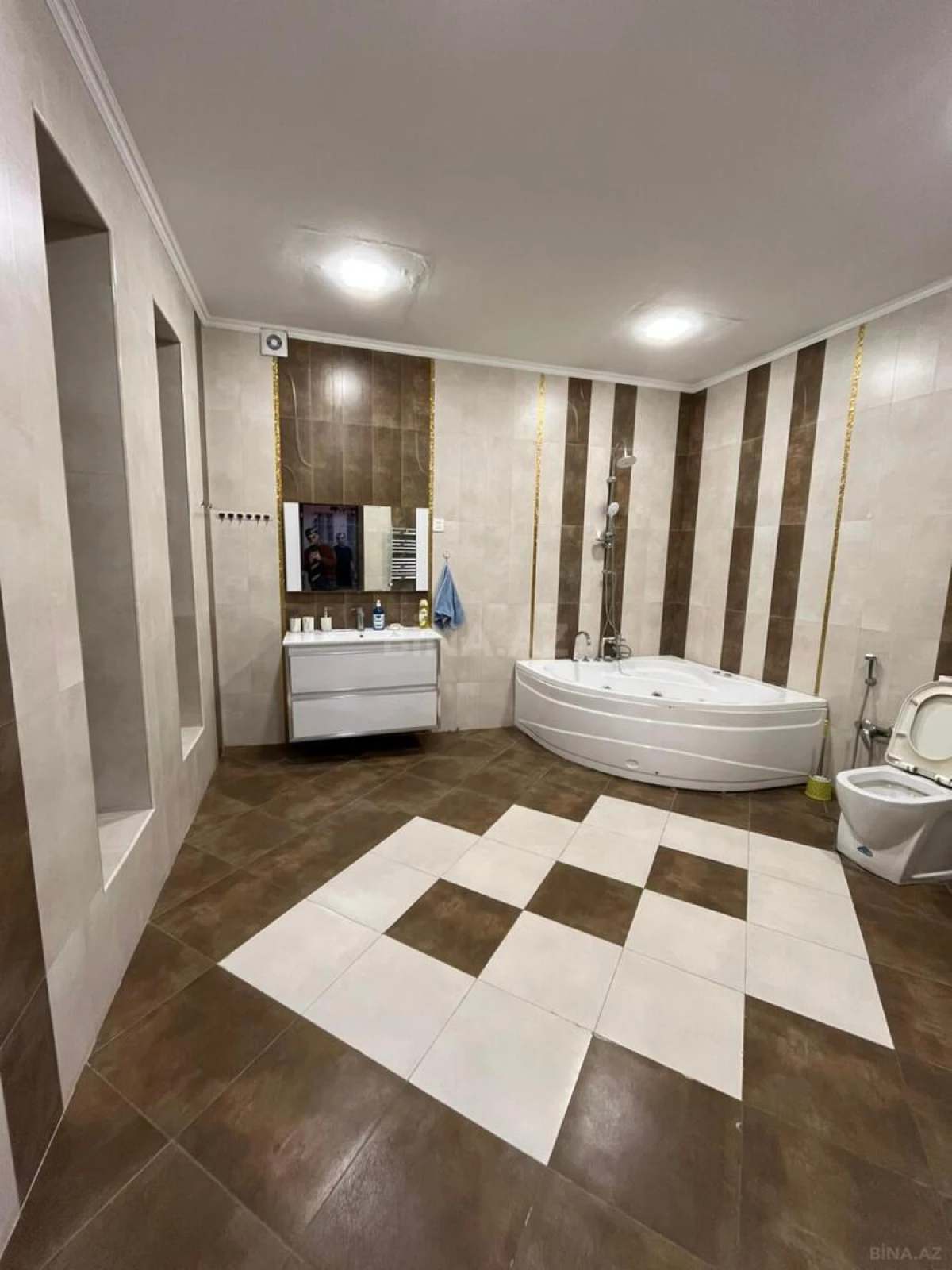 Satılır 7 otaqlı həyət evi 400 m²