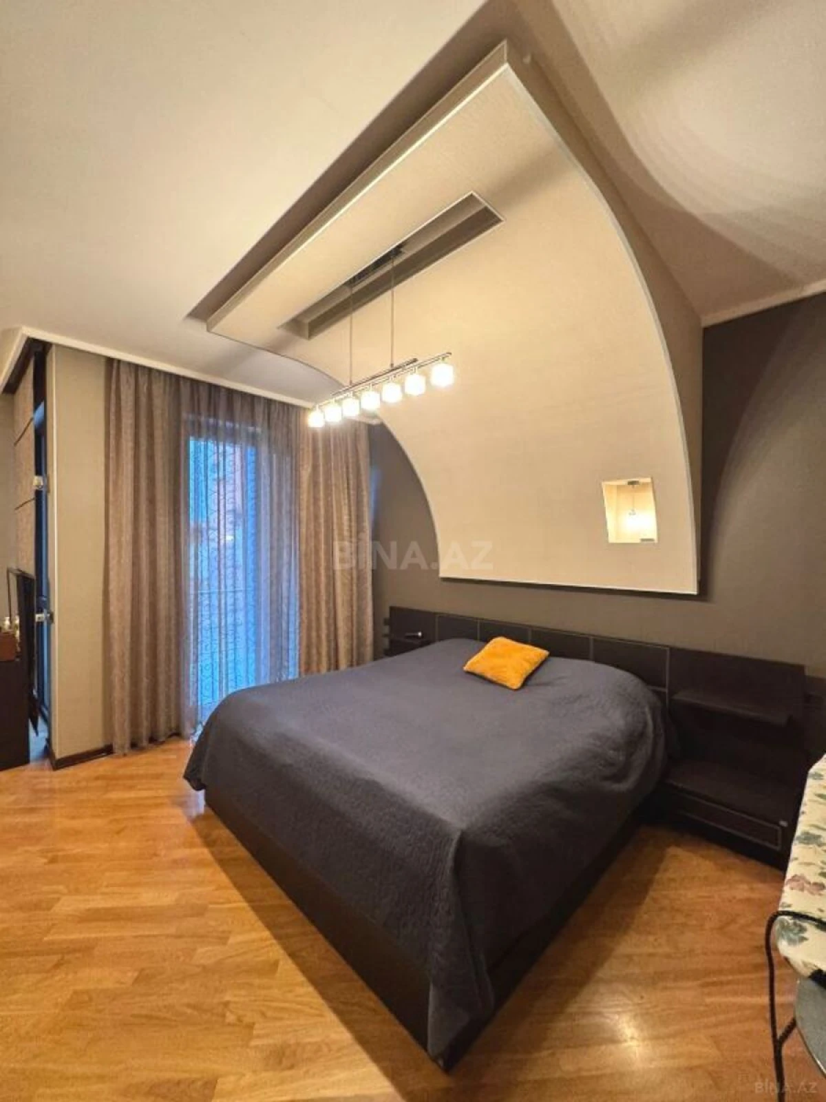 Satılır 3 otaqlı mənzil 160 m²