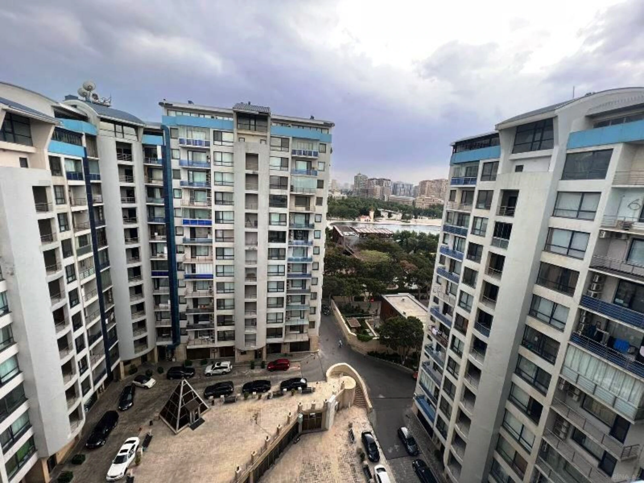 Satılır 3 otaqlı mənzil 160 m²